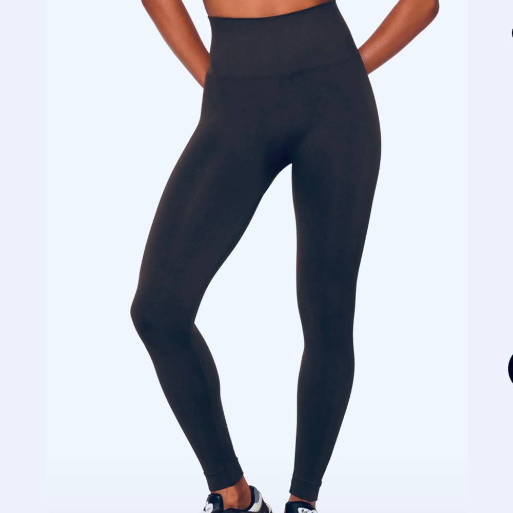 Set Active- SPORTBODY LEGGINGS - Black
Size: Small. MINT CONDITION